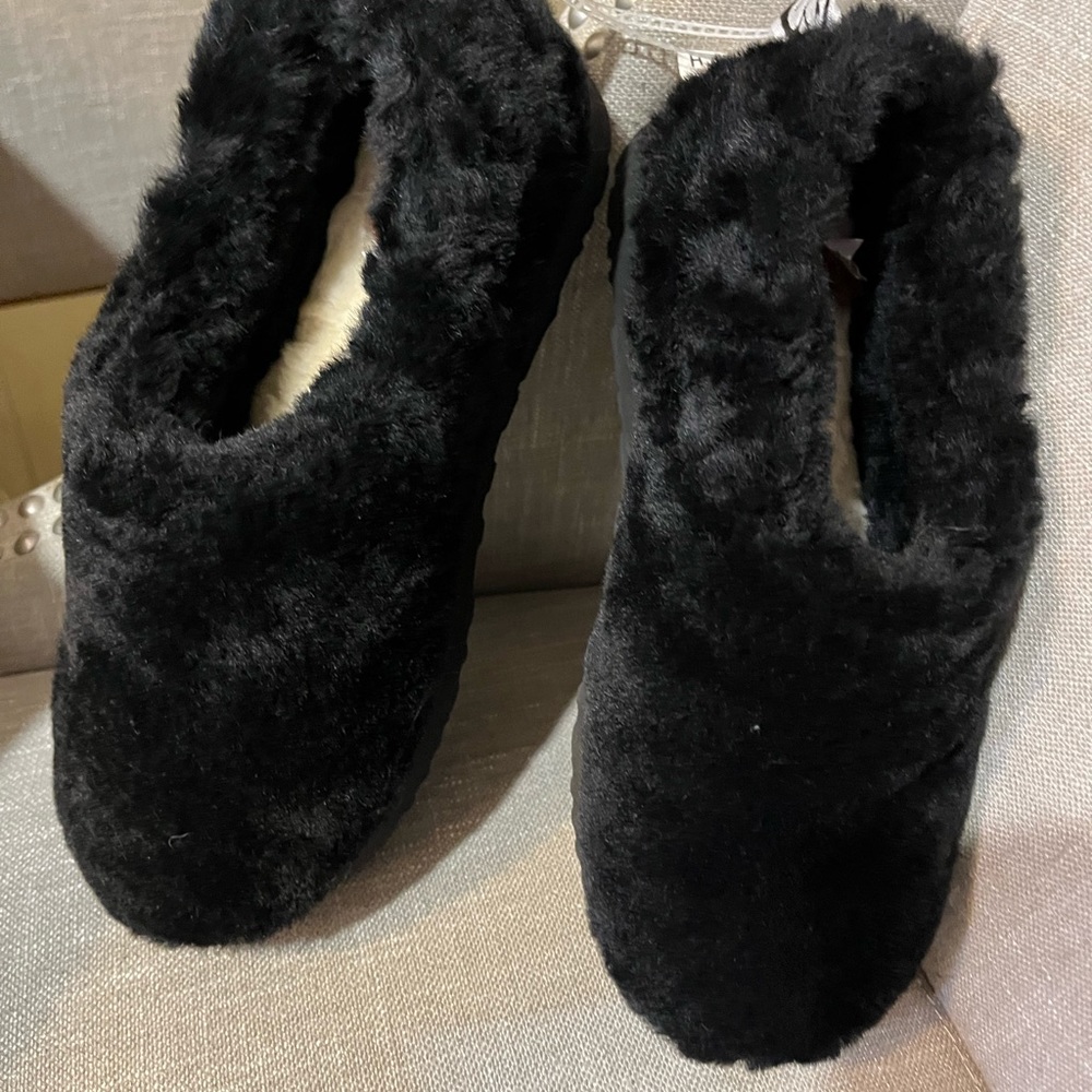 Gorgeous UGG  slip on shoes